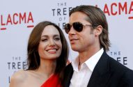 Angelina Jolie e Brad Pitt de óculos de sol sorrindo em evento de "A Árvore da Vida" no LACMA.