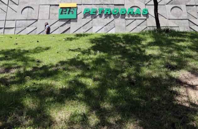 Petrobras tenta evitar repassar volatilidade do petróleo a preço de combustíveis