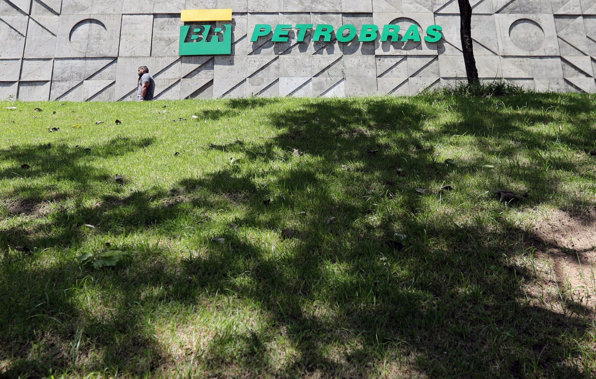 Petrobras tenta evitar repassar volatilidade do petróleo a preço de combustíveis