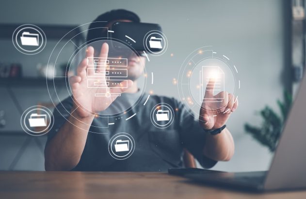 Homem usando óculos de realidade virtual