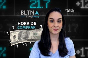 Mulher em noticiário financeiro, com dólar e 'Hora de Comprar?' em tela de dados digitais.