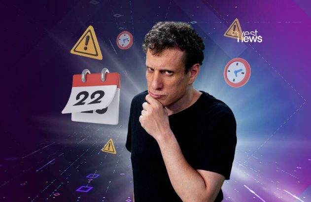 Homem com expressão pensativa ao lado de ícones 3D de calendário (dia 22), alerta e relógio. Fundo digital.