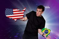 Homem segura mapas dos EUA e Brasil com bandeiras nacionais, sugerindo comparação. Fundo digital.