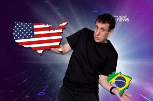 Homem segura mapas dos EUA e Brasil com bandeiras nacionais, sugerindo comparação. Fundo digital.