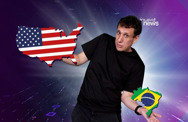 Homem segura mapas dos EUA e Brasil com bandeiras nacionais, sugerindo comparação. Fundo digital.