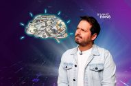 Homem pensativo olha para um cérebro feito de notas de dólar, simbolizando ideias sobre finanças e investimentos.