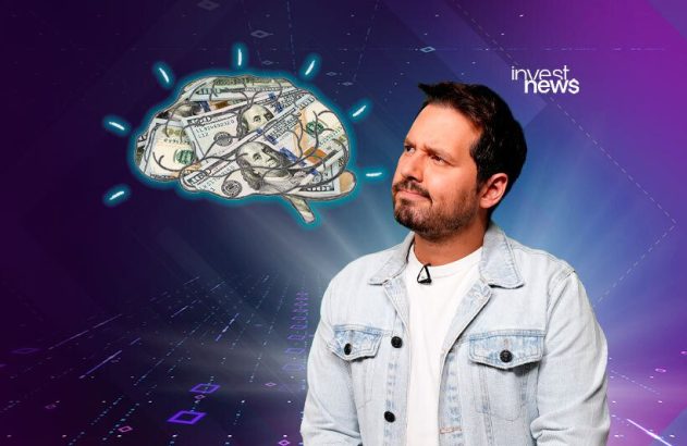 Homem pensativo olha para um cérebro feito de notas de dólar, simbolizando ideias sobre finanças e investimentos.