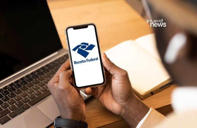 Homem acessa site da Receita para consultar a Restituição Imposto de Renda