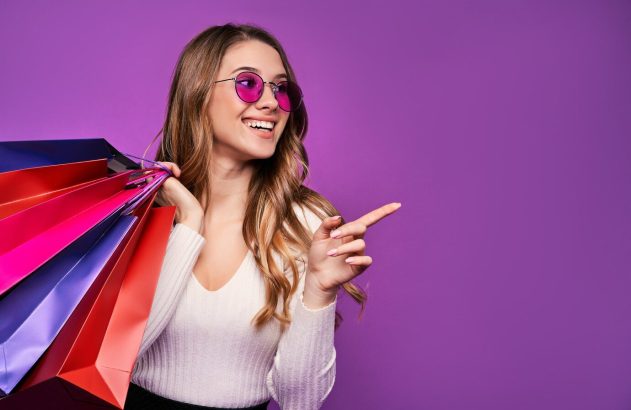 mulher com sacolas de compras