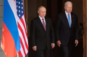 Presidentes da Rússia, Vladimir Putin, e dos EUA, Joe Biden, durante encontro em Genebra