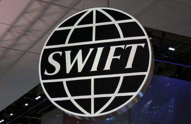 Logo de sistema interbancário Swift visto em conferência em Toronto, Canadá
