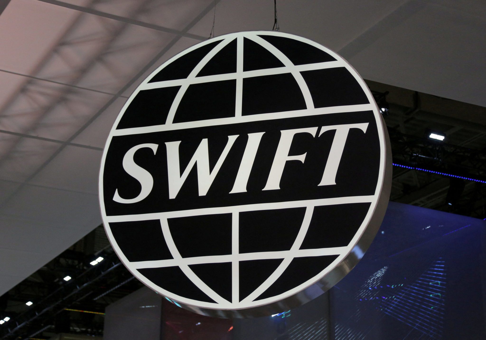 UE avalia banir Rússia de sistema interbancário Swift