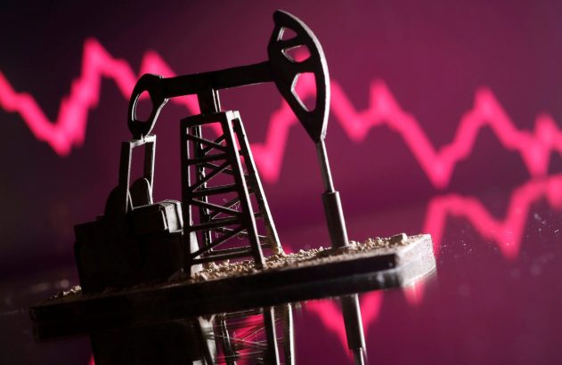 Modelo de bomba de petróleo em miniatura sobre fundo magenta com gráfico de volatilidade de preços de mercado.