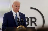 Biden segue para Europa; Rússia bombardeia cidades e Mariupol está em chamas