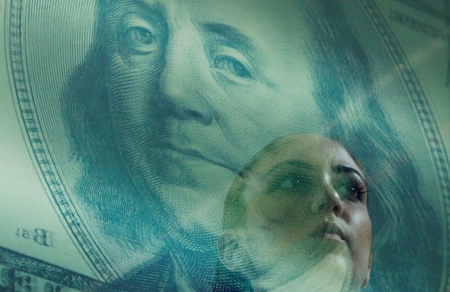 Imagem sobreposta de rosto de mulher e Benjamin Franklin de nota de cem dólares.