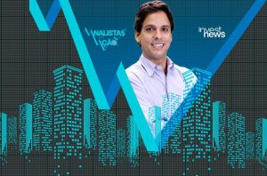 Apresentador sorrindo em fundo com gráfico de mercado, prédios e logos Analistas em Ação/Invest News.