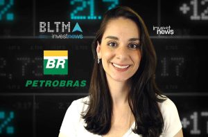 Apresentadora sorrindo em frente a painel com logos financeiros (InvestNews, Petrobras) e dados de mercado.