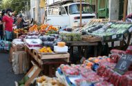 Consumidores fazem compras em mercado de rua do Rio de Janeiro