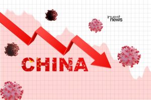 Gráfico com seta vermelha em queda, a palavra 'CHINA' e vírus, representando impacto da pandemia na economia chinesa.