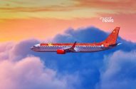 Avião com a bandeira chinesa voa sobre nuvens ao pôr do sol.