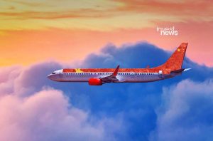 Avião com a bandeira chinesa voa sobre nuvens ao pôr do sol.