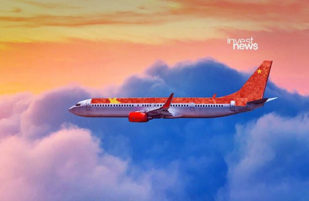 Avião com a bandeira chinesa voa sobre nuvens ao pôr do sol.