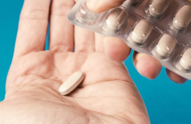 foto da mão com uma cartela de pílulas