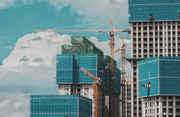 um conjunto de prédios modernos em construção