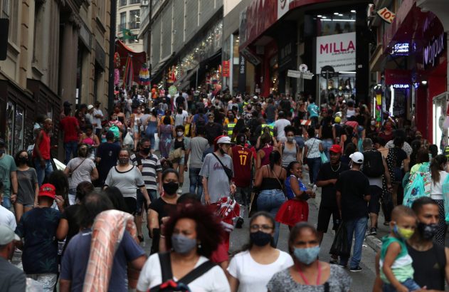 Consumidores fazem compras em rua comercial de São Paulo