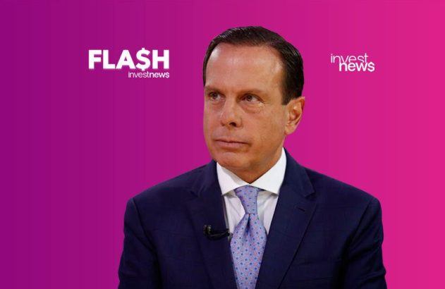 Homem de terno, em fundo gradiente roxo e rosa, com logos "FLASH investnews" e "investnews".