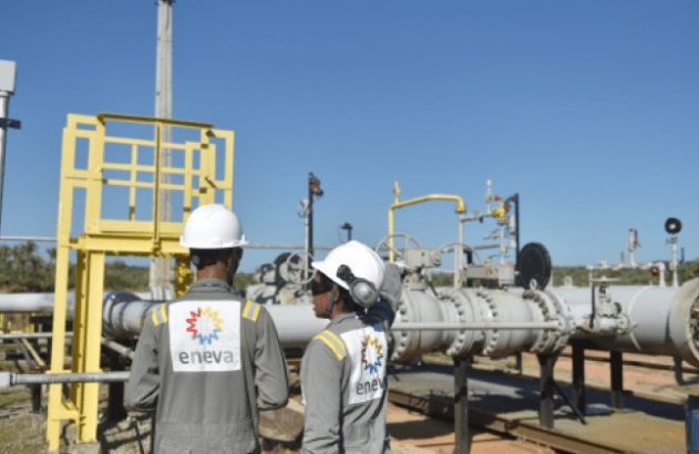 Trabalhadores da Eneva de uniforme olham a usina