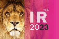 Leão de frente e texto 'IR 2023' em fundo magenta.