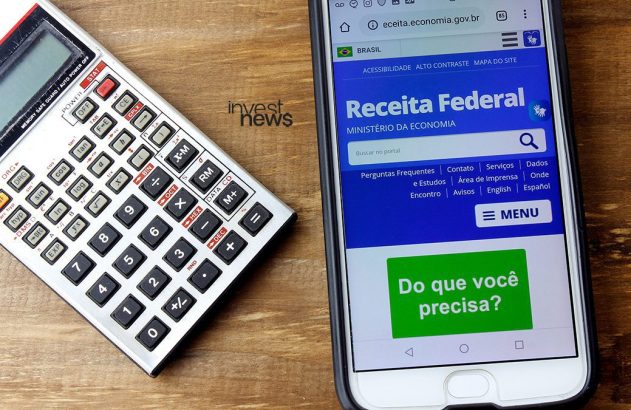 Uma calculadora científica e um smartphone com o site da Receita Federal (economia.gov.br) aberto, perguntando "Do que você precisa?".
