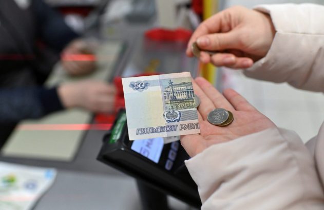 Consumidora faz compras em supermercado na cidade de Tara, na Rússia