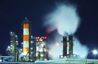 Refinaria de óleo e gás soltando gases