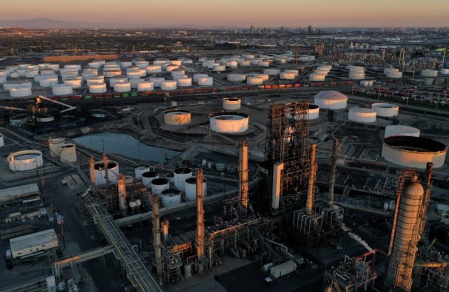 Vista aérea de refinaria da empresa Phillips 66 na Califórnia