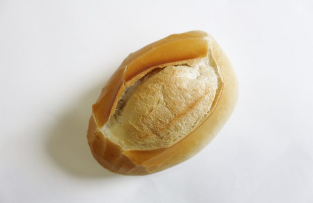 Pão francês é reajustado nas padarias do Brasil devido ao aumento do trigo.