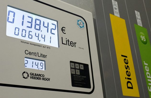 Bomba de combustível com display digital. Valor total: 138,42€ (64,41 L). Preço/L: 214,9 cents.