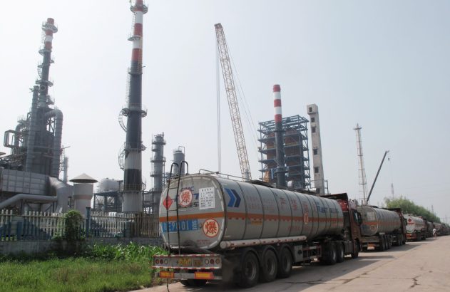 Refinarias da China cortam produção em aproximadamente 6% em abril