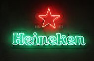 Letreiro de neon Heineken. Estrela vermelha e o texto verde, com "EST. 1873".
