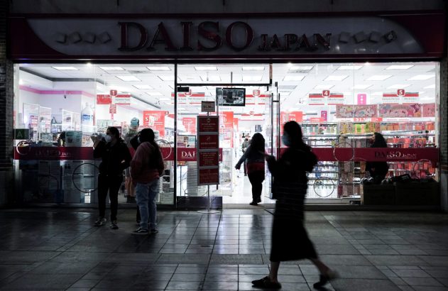 Confiança do consumidor dos EUA cai em abril