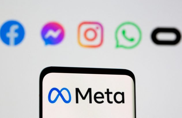 Tela de smartphone com logo e nome Meta. Ao fundo, ícones desfocados de Facebook, Messenger, Instagram e WhatsApp.