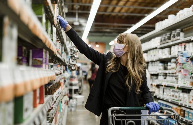 Mulher faz compra em mercado nos EUA