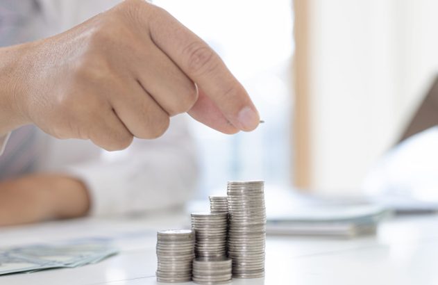Imagem de uma mão segurando moedas