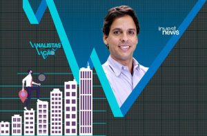 Homem sorrindo, fundo com gráfico financeiro e logos InvestNews/Analistas em Ação. Ilustração de pessoa subindo prédios.