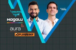 Dois analistas sorrindo, com logos de empresas (Magalu, Aura, Kepler Weber) e fundo de gráfico financeiro.