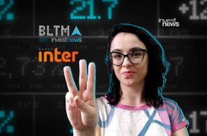 Mulher de óculos mostra três dedos, com tela de dados financeiros e logos investnews, Banco Inter e BLTMA ao fundo.