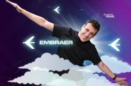 Embraer: Samy Dana com camisa preta fazendo balaço de asas de avião