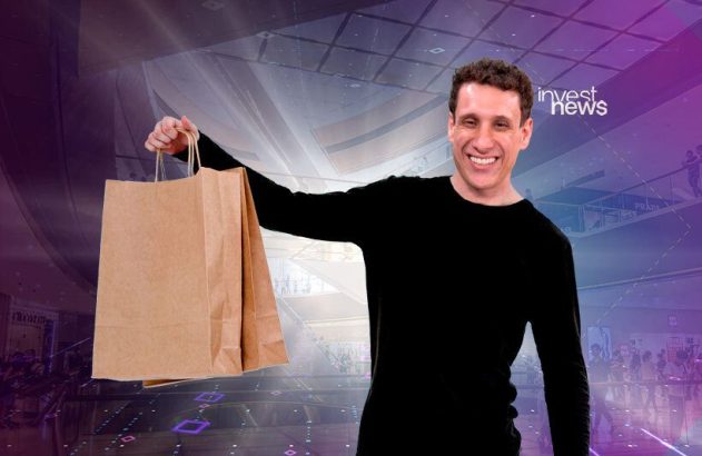 Samy Dana com uma sacola na mão