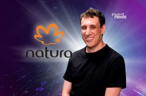 Samy Dana com logo da natura ao fundo